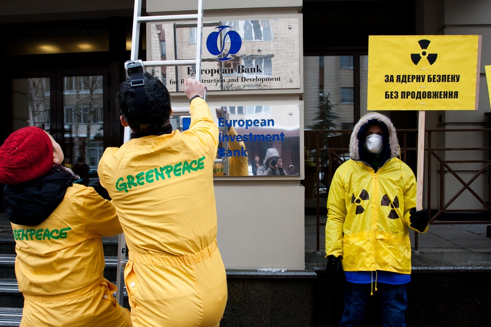 Activiste de greenpeace en combinaison de protection radiation - Kiev, Ukraine