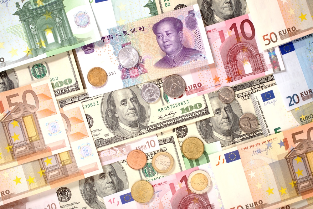 tas de billets et pièces américains européens chinois