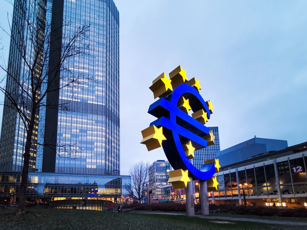 Signe euro devant le siège de la BCE à Francfort