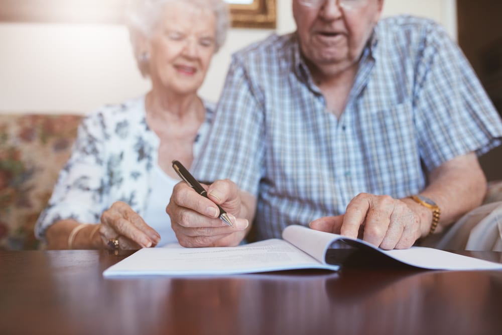 Couple signant des papiers