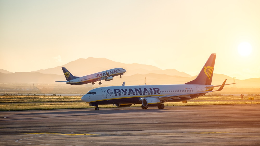 avions ryanair au décollage et en transit à Cagliari