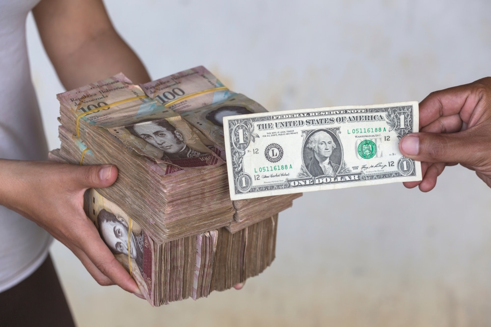 Centaines de milliers de bolivars vénézueliens contre un dollar américain