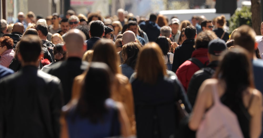 foule marchant dans une rue