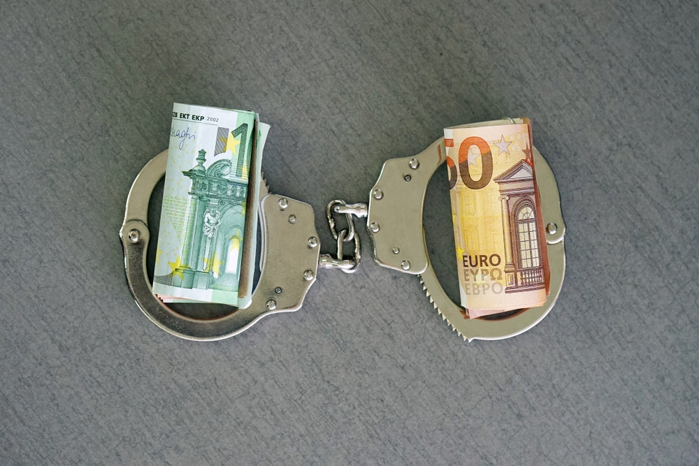 Деньги евро и наручники.